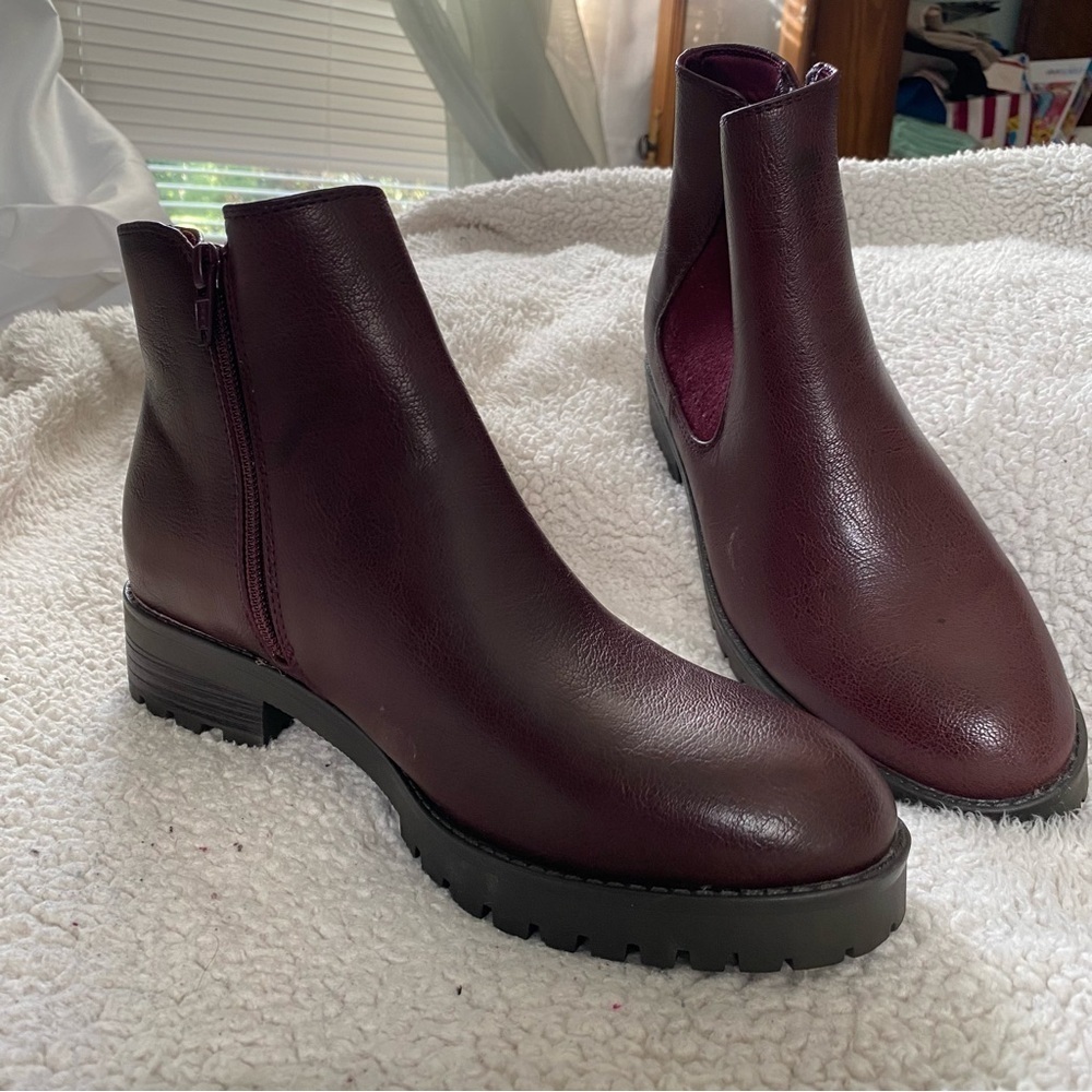 NWOT Baretraps Daytona Chelsea Ankle, Color: Cabernet, Sz: 7.5 Medium